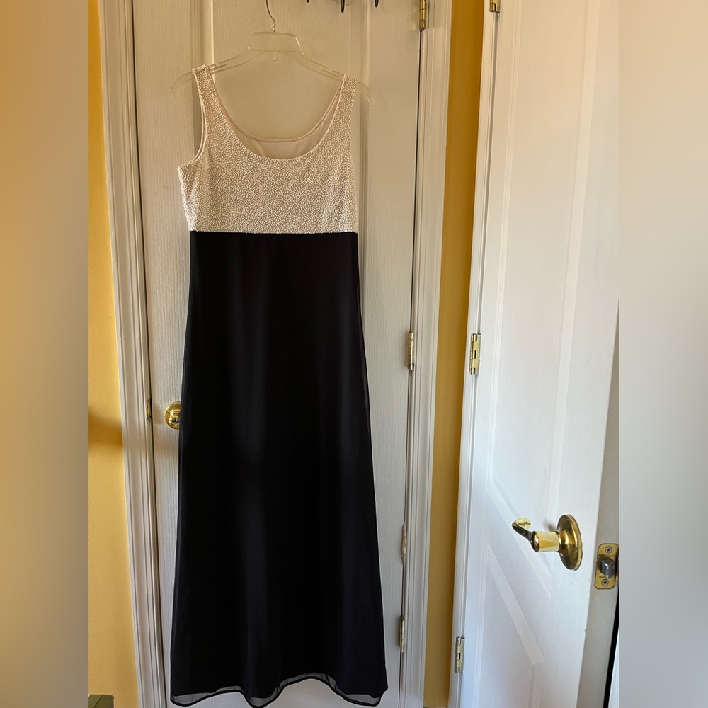 Reggio Formal Dress Size 6-8. Stretchable Polyester. Chest 36. Length  57